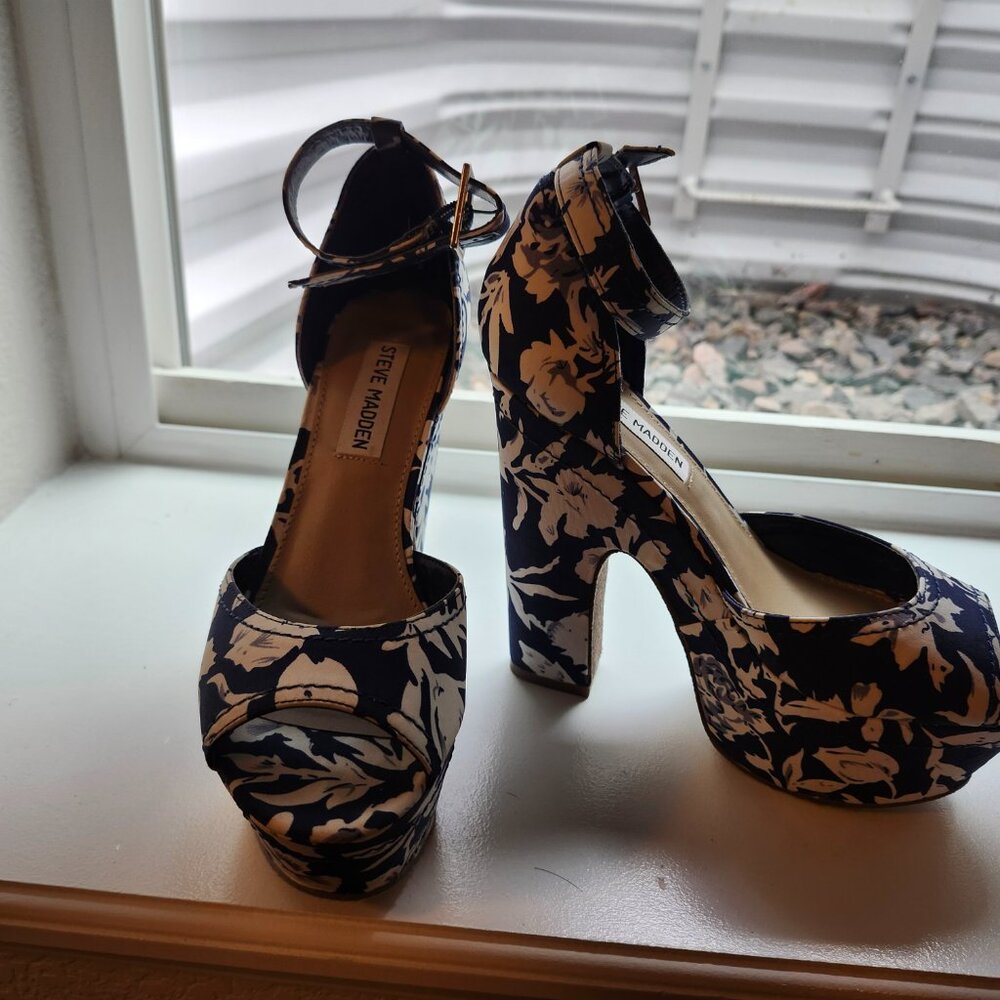 Steve Madden Blue w/ White Flowers Platforms - Picture 3 of 3